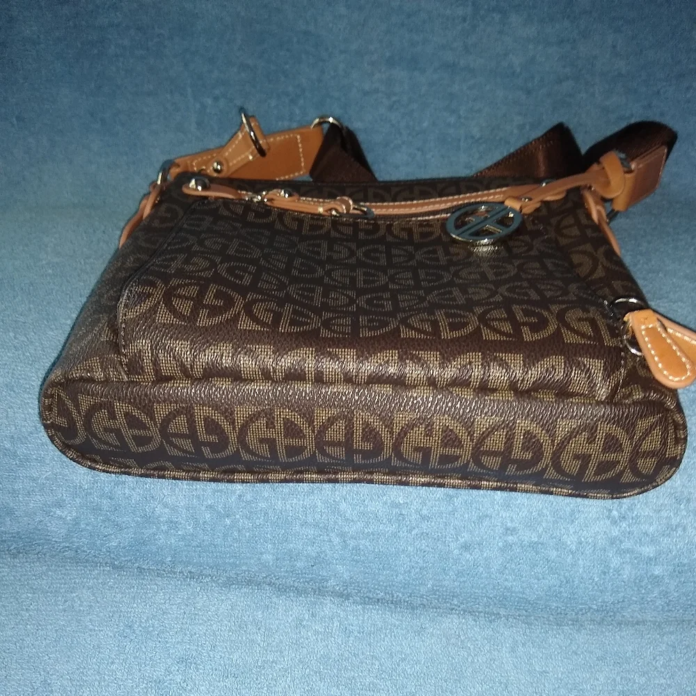 Giani Bernini block signature crossbody bag.